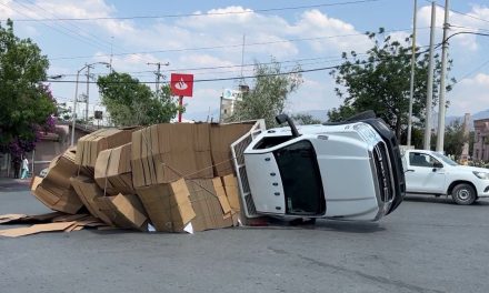 Camión deja tirado todos los cartones al volcarse en Saltillo