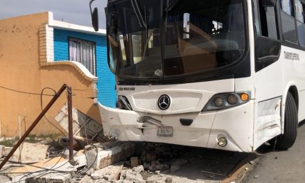 Camión destroza fachadas de dos casas en Saltillo; una camioneta lo había chocado