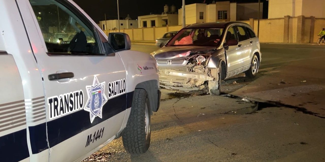 Joven da una vuelta prohibida y deja su carro inservible en Saltillo