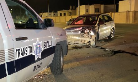 Joven da una vuelta prohibida y deja su carro inservible en Saltillo