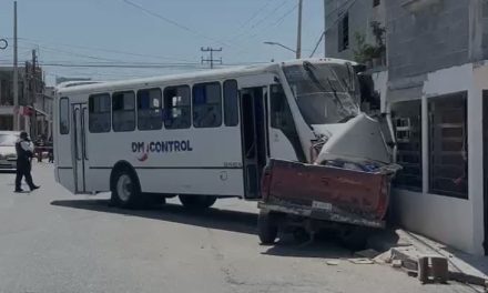 Muere prensado en choque frontal, en Saltillo