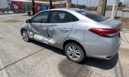 Automovilistas chocan por falla en semáforos, en Saltillo