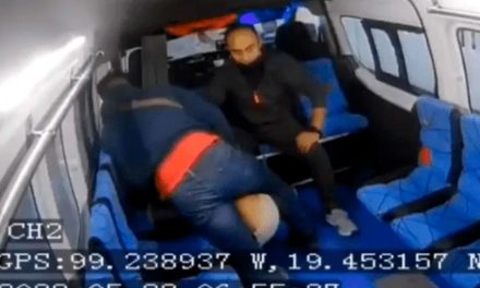 Karma: Ladrón asalta combi con militares vestidos de civil (video)
