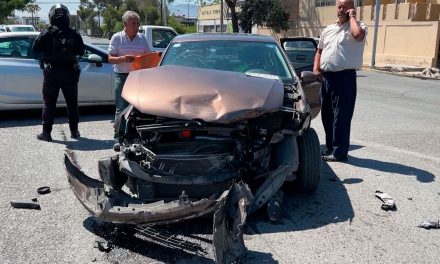 Choque en zona centro de Saltillo deja cuantiosos daños