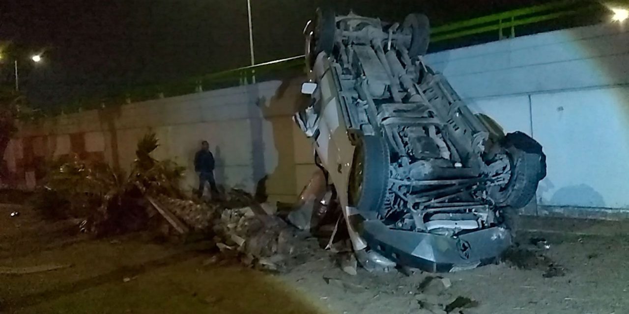 Choca y vuelca ebrio conductor en Fundadores, resulta ileso