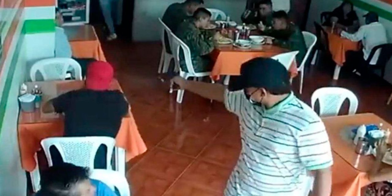 Imágenes sensibles: Ejecutan a un hombre en restaurante frente a 4 militares