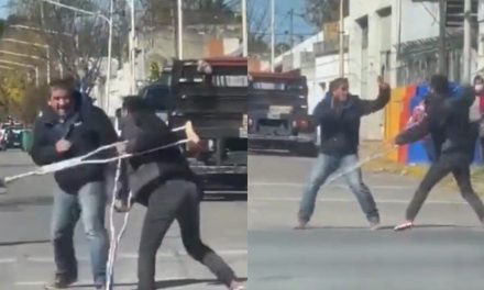Hombre pedía dinero en muletas y al ser confrontado por un auto ocurre un milagro y sale corriendo