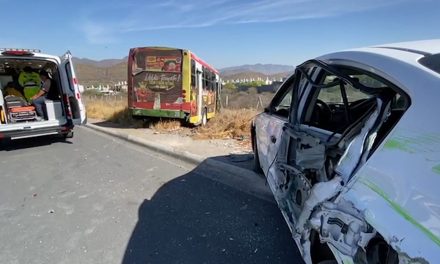 Camión tiene falla mecánica y ocasiona fuerte accidente en Saltillo