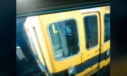 El aterrador fantasma que golpea las puertas de un vagón en el metro (video)
