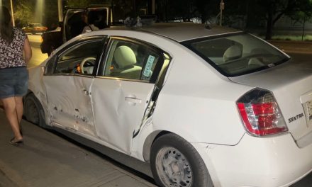 Trailero embiste a un auto e intentó escapar en Saltillo