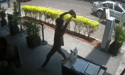 Hombre golpea a un jovencito en la cabeza con un tabique en un restaurante de la CDMX (video)