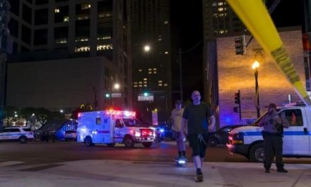 Mujer mata a un hombre que abrió fuego en fiesta de Estados Unidos