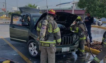 Se incendia camioneta al interior de un estacionamiento en Saltillo