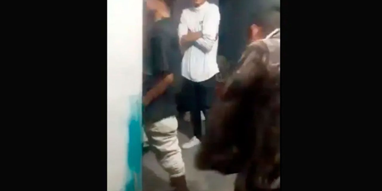 VIDEO: A tablazos jefe de plaza castiga a narcomenudistas