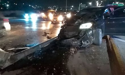 Mujer destroza su camioneta tras chocar con luminaria en LEA