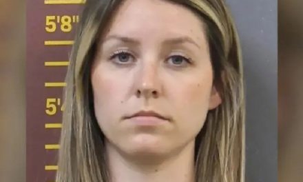 Maestra de secundaria es detenida en Estados Unidos… todo por tener relaciones con una alumna