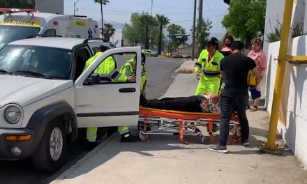 Mujer termina en una camilla luego de un accidente en calles de Saltillo