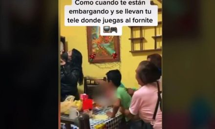 Niño llora cunado el embargan la tele de su casa; ‘¡No te lo lleves!’