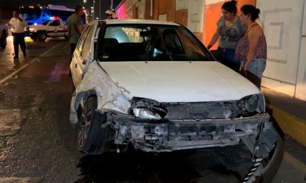 Mujer se atraviesa en V. Carranza y provoca aparatoso choque