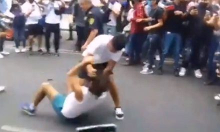 Maestro del Politécnico se enojó por ser criticado y se agarra a golpes con un alumno (video)