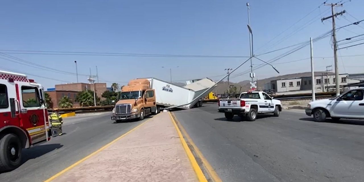 Creyó que podía ganarle el paso y trailer es arrollado por locomotora en Saltillo