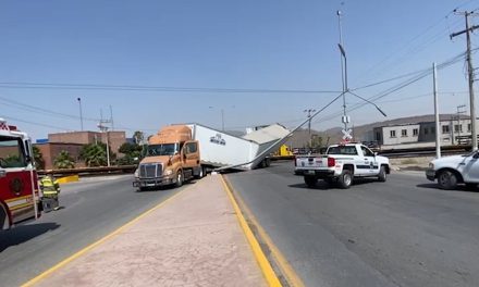Creyó que podía ganarle el paso y trailer es arrollado por locomotora en Saltillo