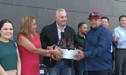 Román Cepeda entrega uniformes y equipo de seguridad en Torreón