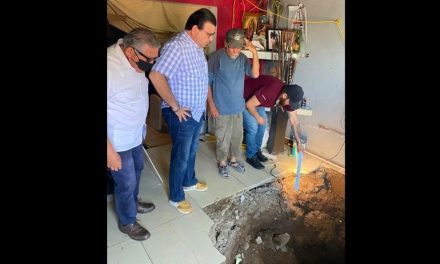 Joven dormía tranquilamente  y es ‘tragado’ por un socavón que se abrió en su casa en Sinaloa