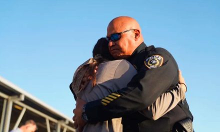 Temen que padres de niños fallecidos en tiroteo de Texas sean deportados