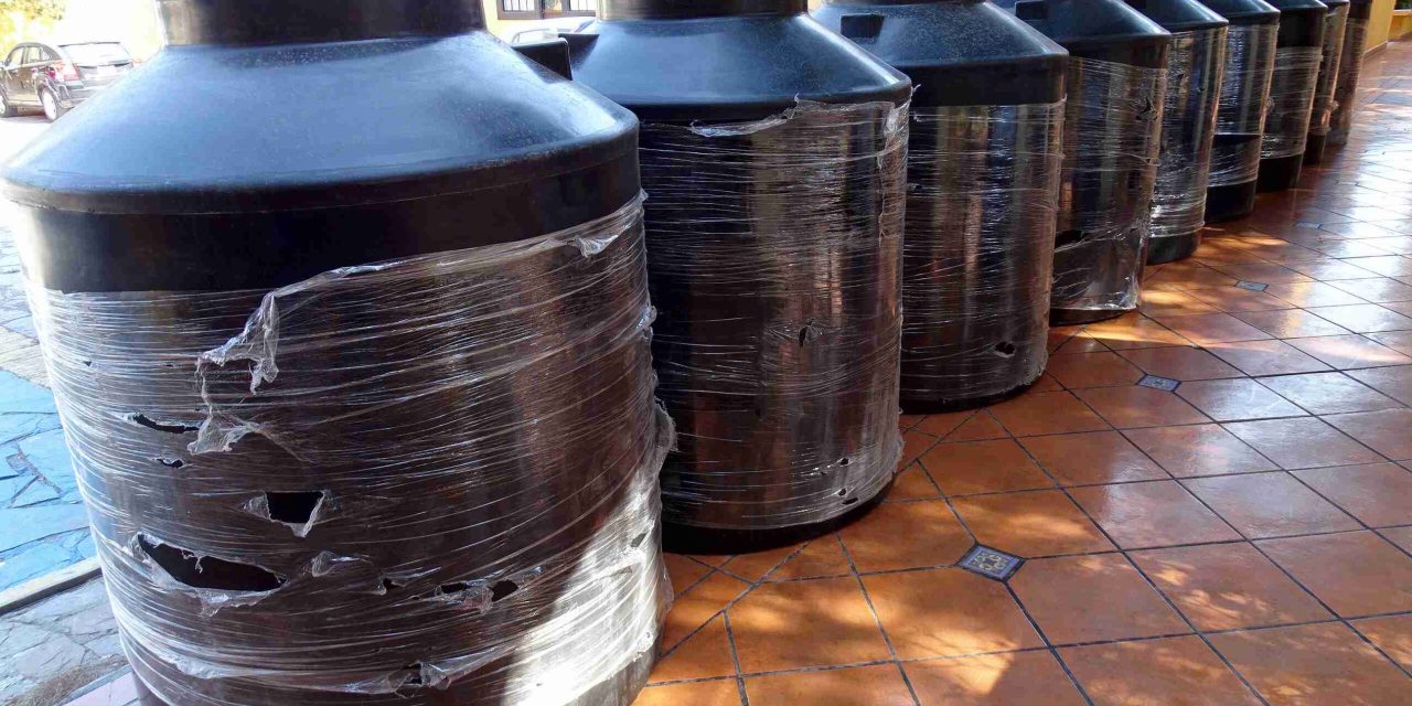 Regios vienen a Saltillo para comprar tinacos donde almacenar agua