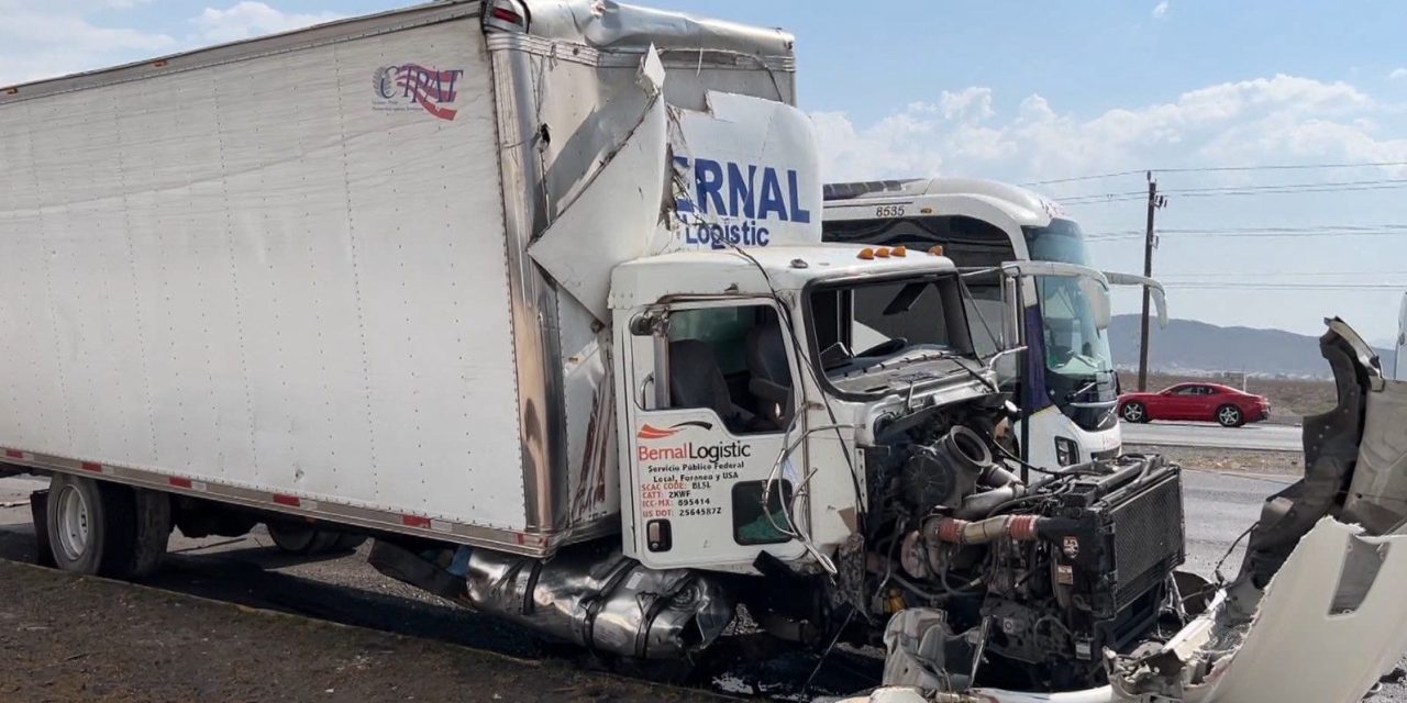 Chofer dormita y se impacta contra una luminaria en Saltillo