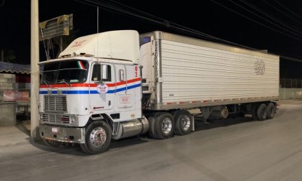 Trailero embiste auto familiar e intento huir en Saltillo