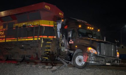 Trailero se salva de milagro al ser arrollado por un tren en Saltillo