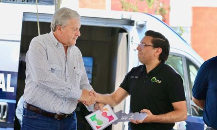 Chema Fraustro entrega patrulla y caseta de vigilancia en más colonias