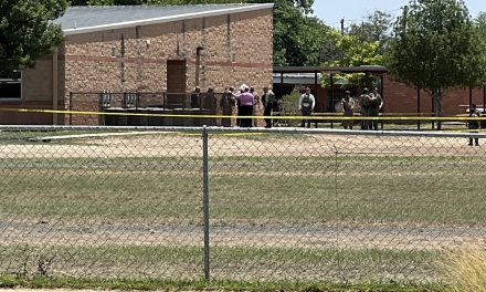 Reportan balacera en escuela de Texas; maestro recibió un disparo