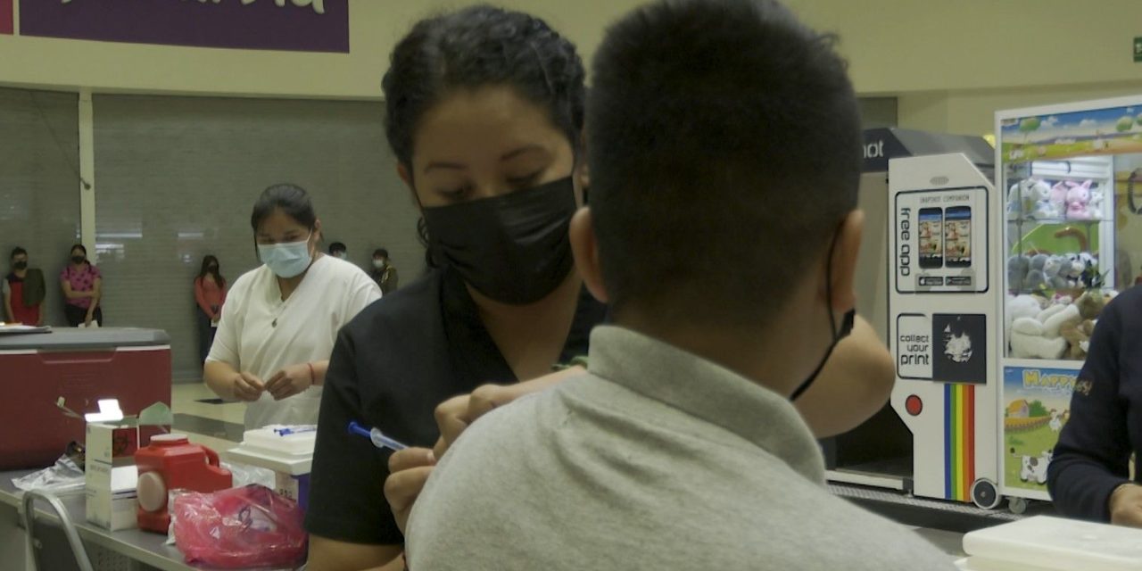 Siguen vacunando a menores y rezagados en Coahuila