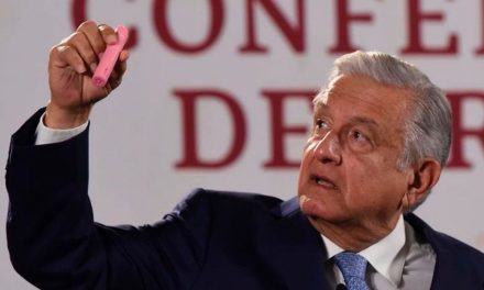 AMLO firma decreto que prohíbe venta de vapeadores en el país