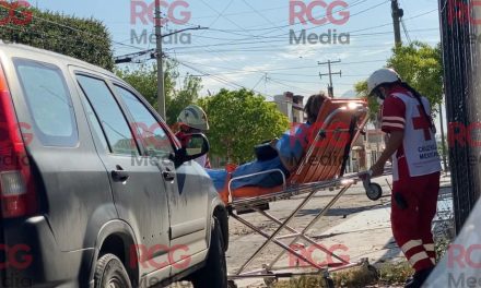 Hombre en Saltillo patea e intenta asfixiar a su expareja; vecinos la salvan