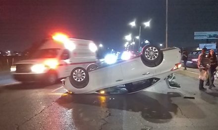 Mujer termina sin un rasguño luego de volcarse en Saltillo
