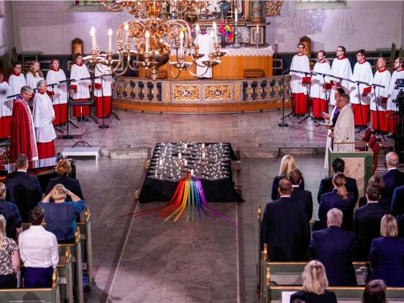 Noruega rinde homenaje a víctimas del tiroteo en Oslo