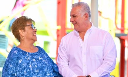 Alcalde mejora plaza y entrega techumbre en Torreón