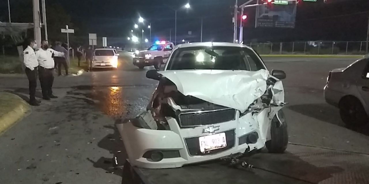 ‘Los dos tenían semáforo verde’, chocan conductores de Saltillo y los dos evaden su responsabilidad