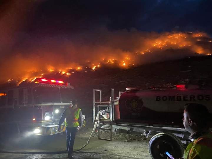 Controlan en un 85 por ciento incendio en el relleno sanitario de Saltillo