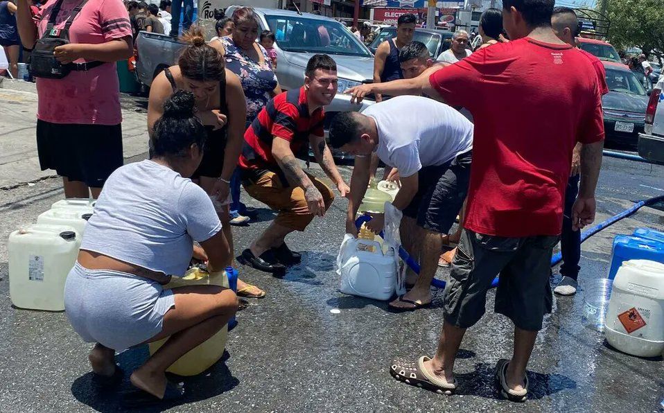 ¡Al agua, regios! Se bañan con fuga en la calle