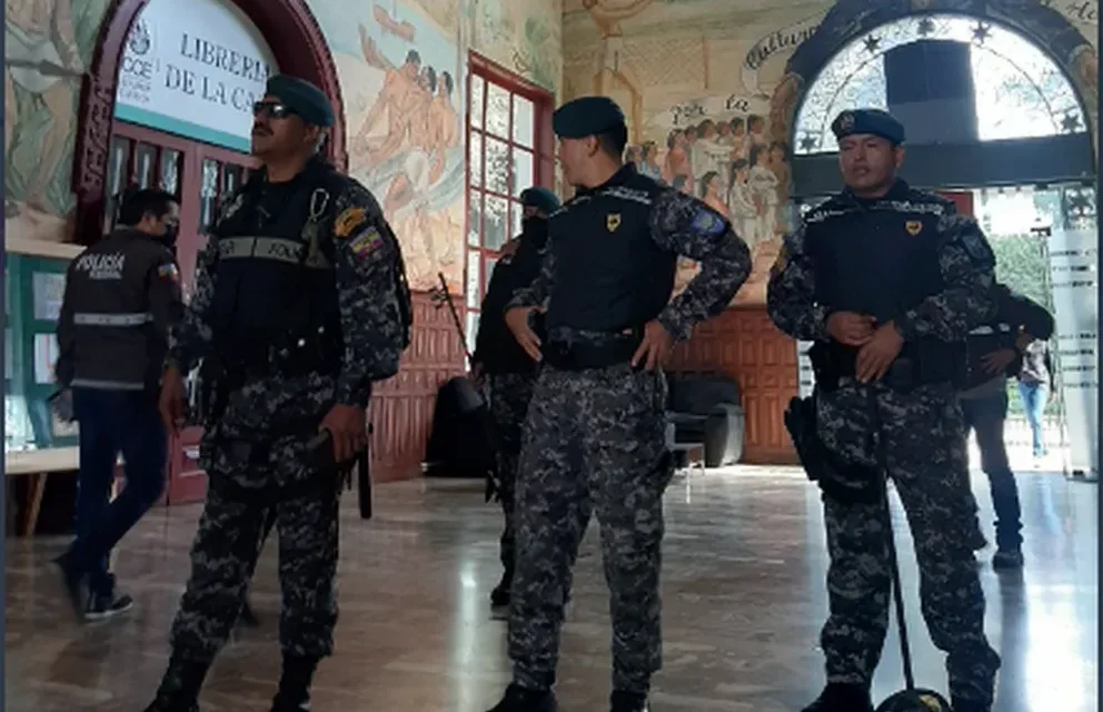 Allanan Casa de la Cultura Ecuatoriana en busca de armas