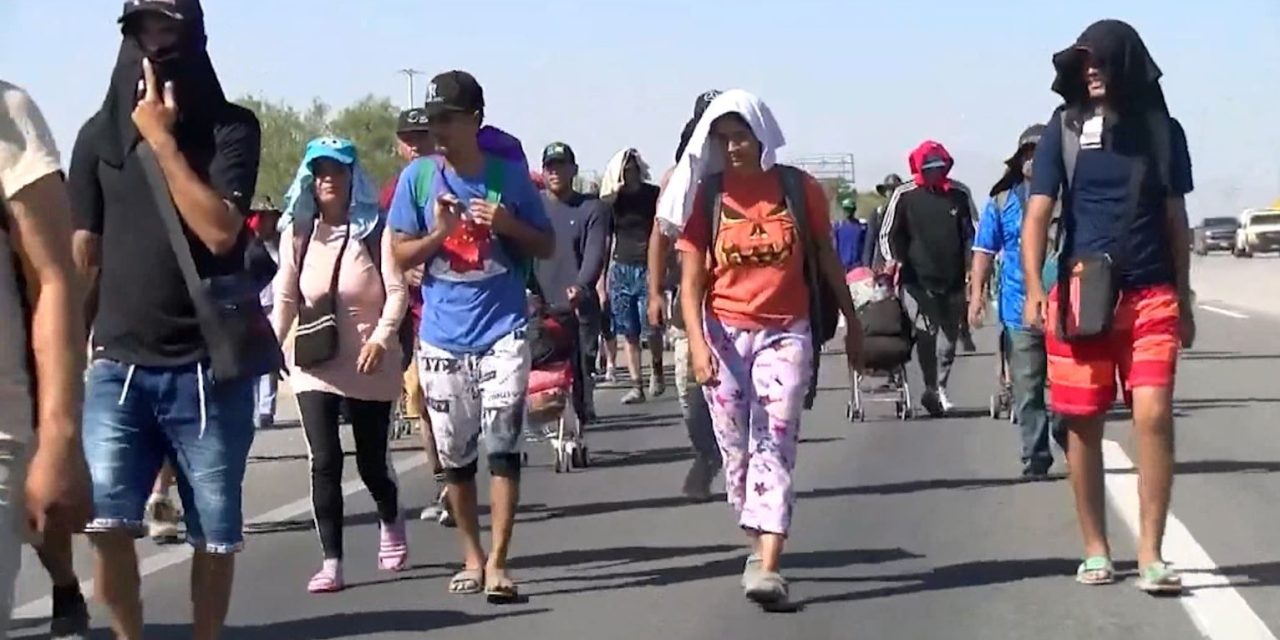 Bloquean migrantes carretera 57 en su salida de Monclova