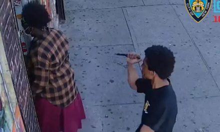 Difunden impactante video de hombre apuñalando a una joven por la espalda en Nueva York (Video)