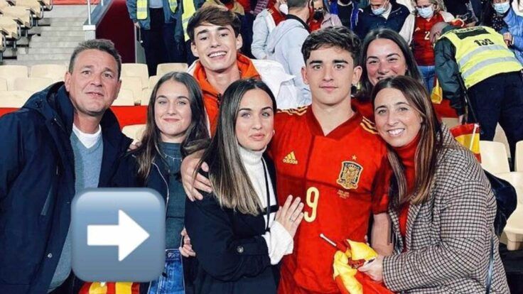 Ella es Aurora; la hermana de un compañero de Piqué en el Barcelona con la que engañó a Shakira
