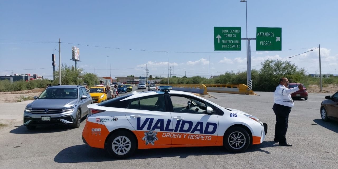 Elementos de Tránsito brindan apoyo en vacunación a menores en Torreón