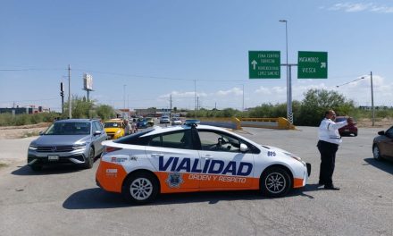 Elementos de Tránsito brindan apoyo en vacunación a menores en Torreón